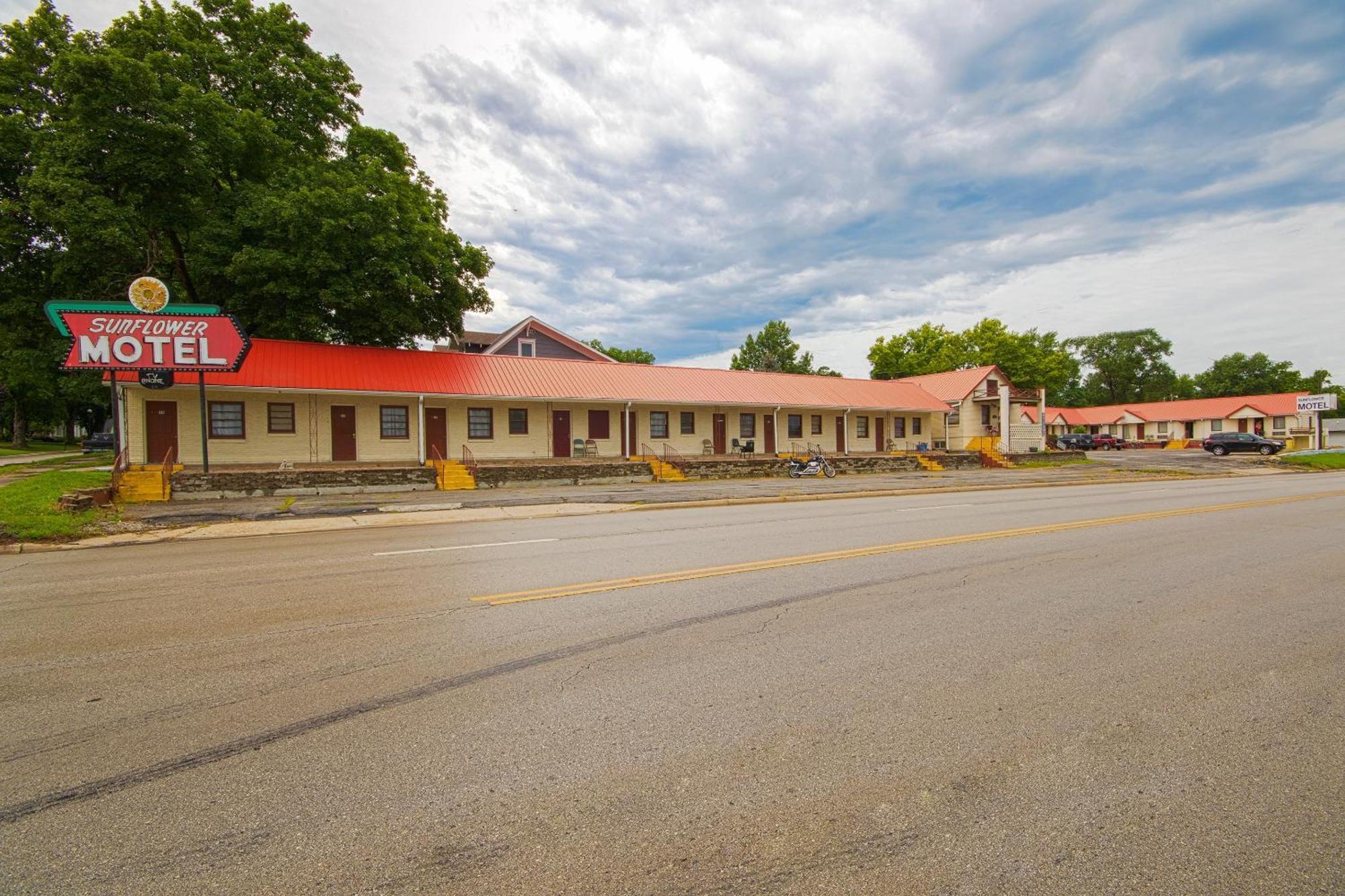 Sunflower Motel Hiawatha By Oyo Exterior foto